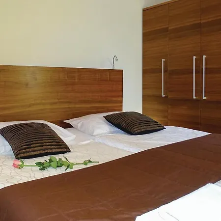 Stunning In With Kitchen Apartment *